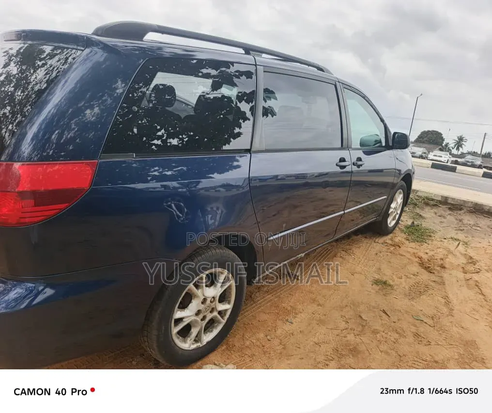Toyota Sienna 2024 Blue