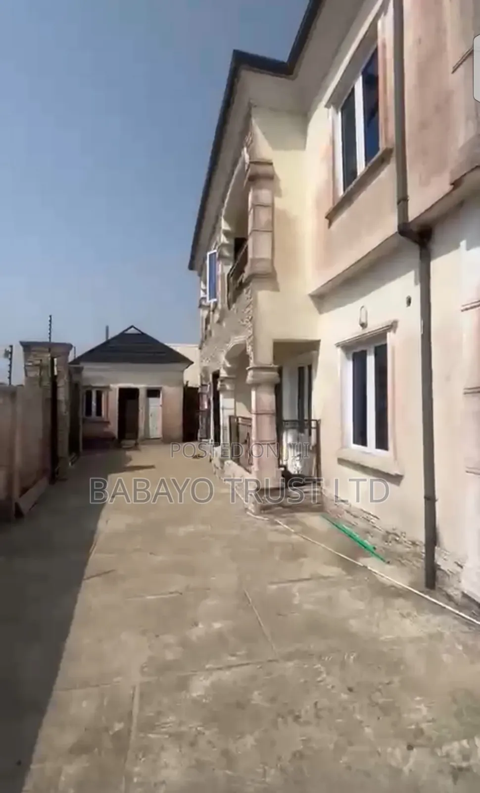 8bdrm Block of Flats in Ibeju-Agbe for sale