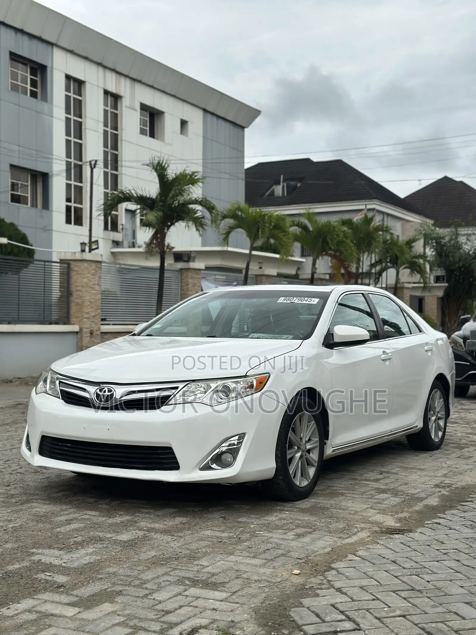 Toyota Camry XLE 4dr Sedan (2.5L 4cyl 6A) 2013 White
