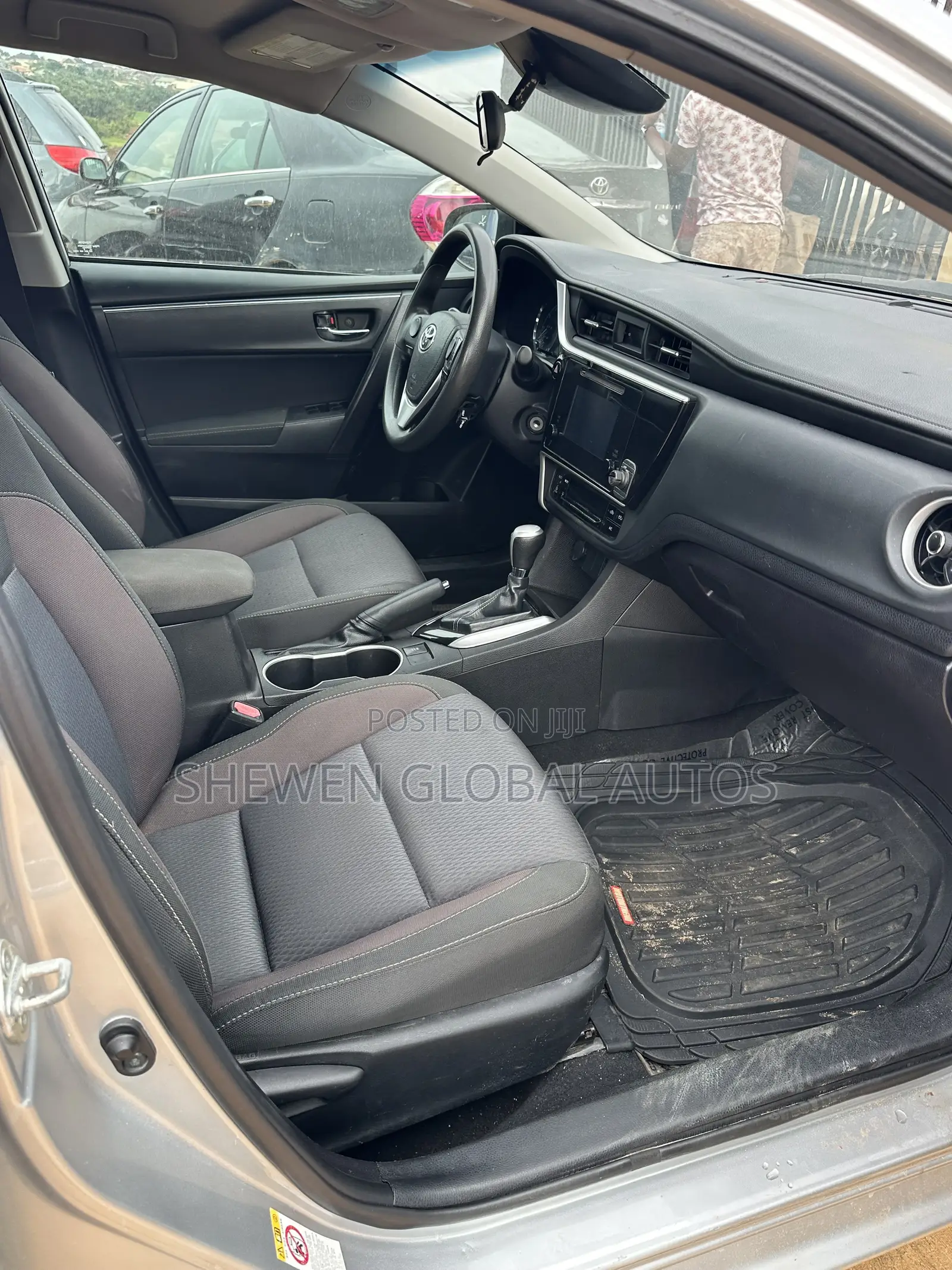 Toyota Corolla LE (1.8L 4cyl 2A) 2018 Silver