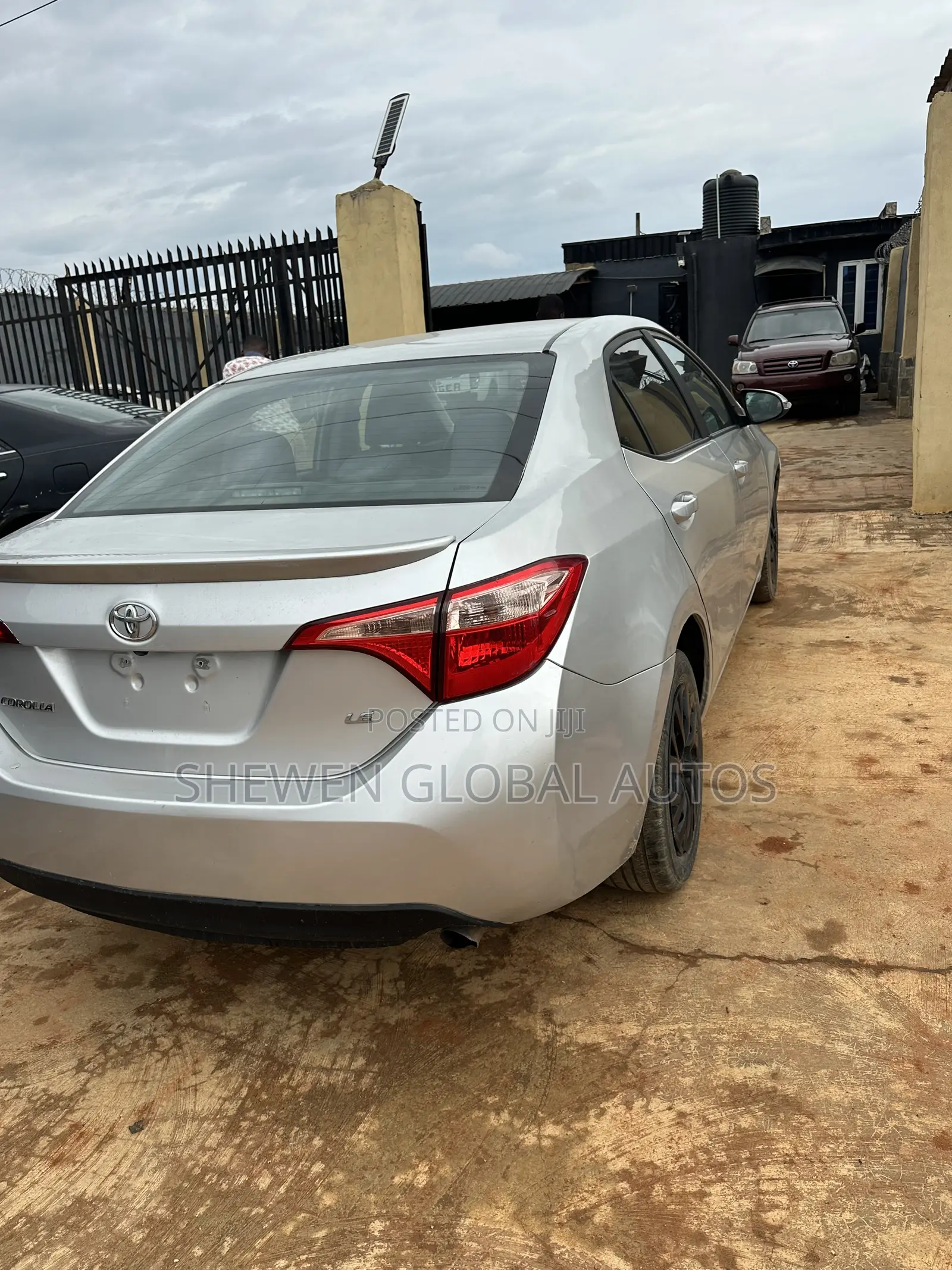 Toyota Corolla LE (1.8L 4cyl 2A) 2018 Silver