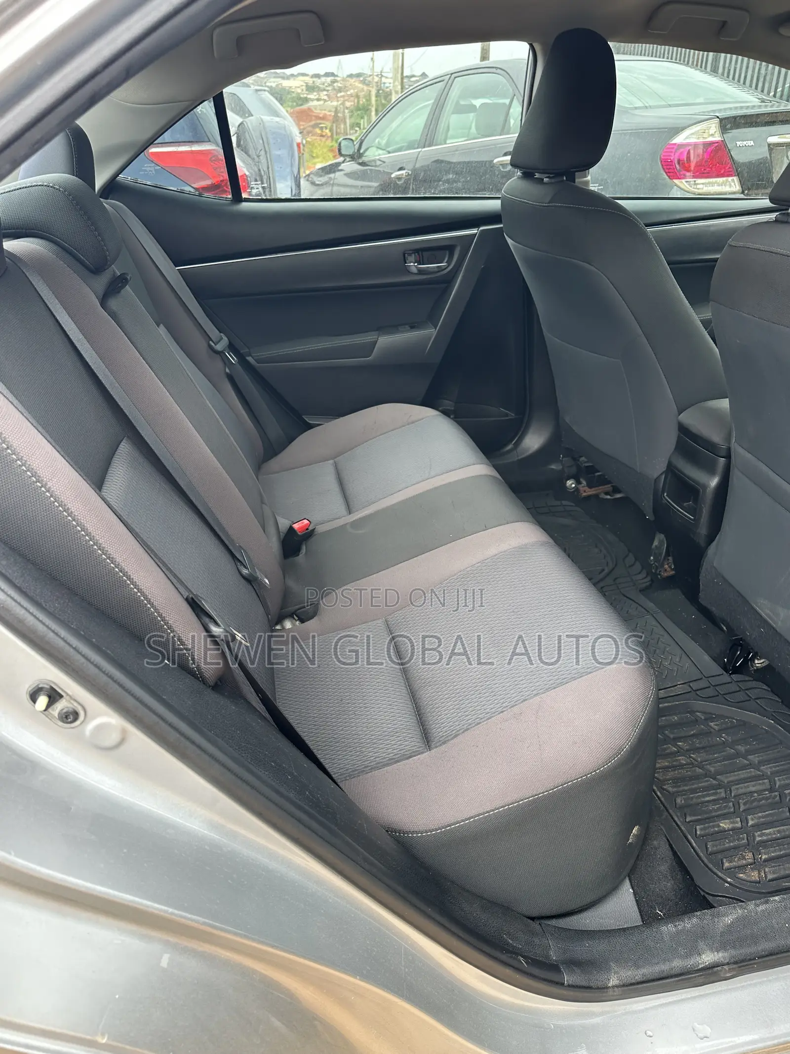 Toyota Corolla LE (1.8L 4cyl 2A) 2018 Silver