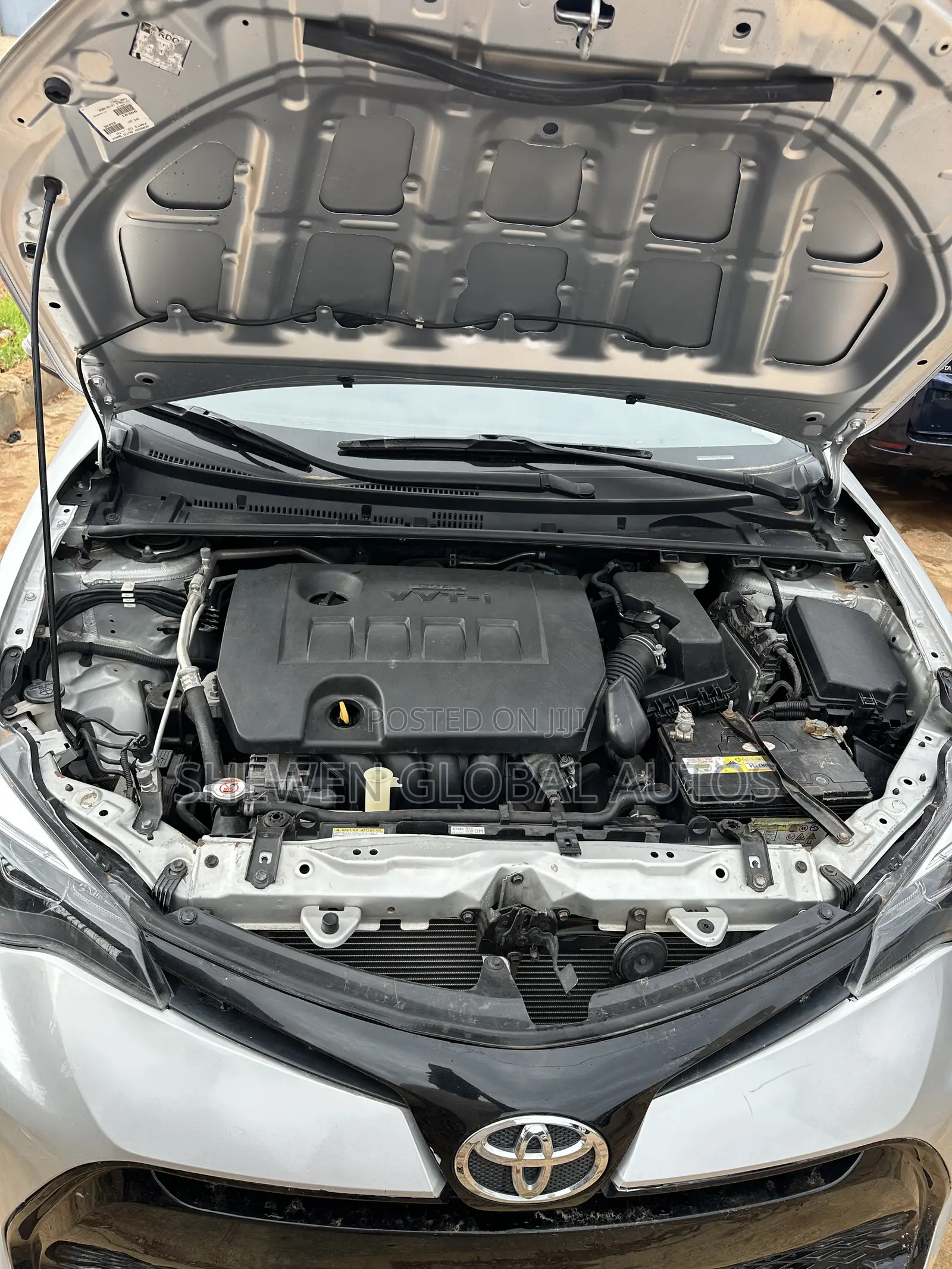 Toyota Corolla LE (1.8L 4cyl 2A) 2018 Silver