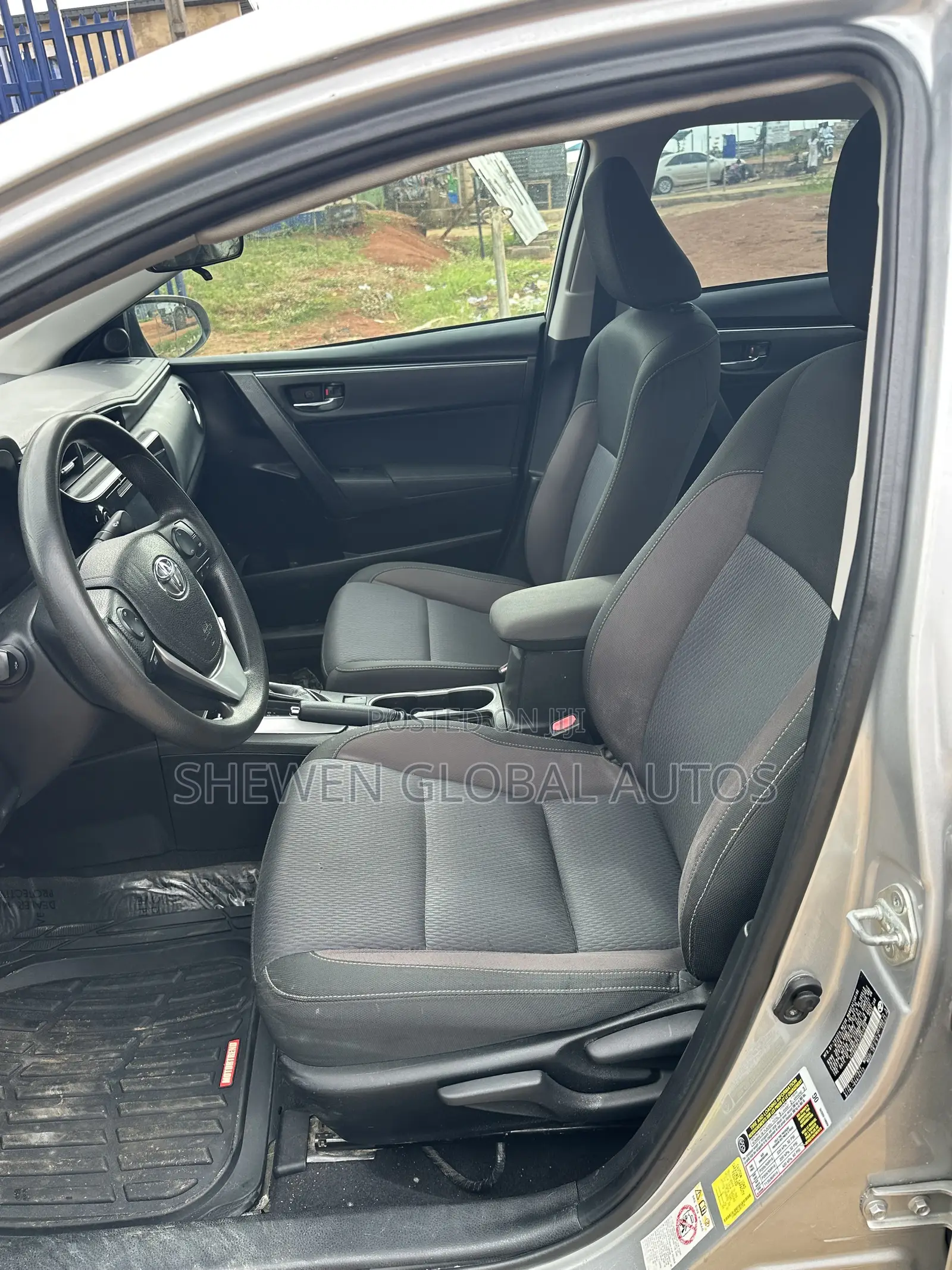 Toyota Corolla LE (1.8L 4cyl 2A) 2018 Silver