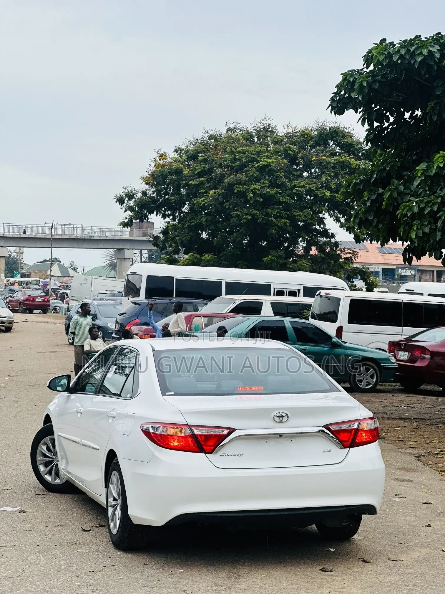 Toyota Camry LE 4dr Sedan (2.5L 4cyl 6A) 2015 White
