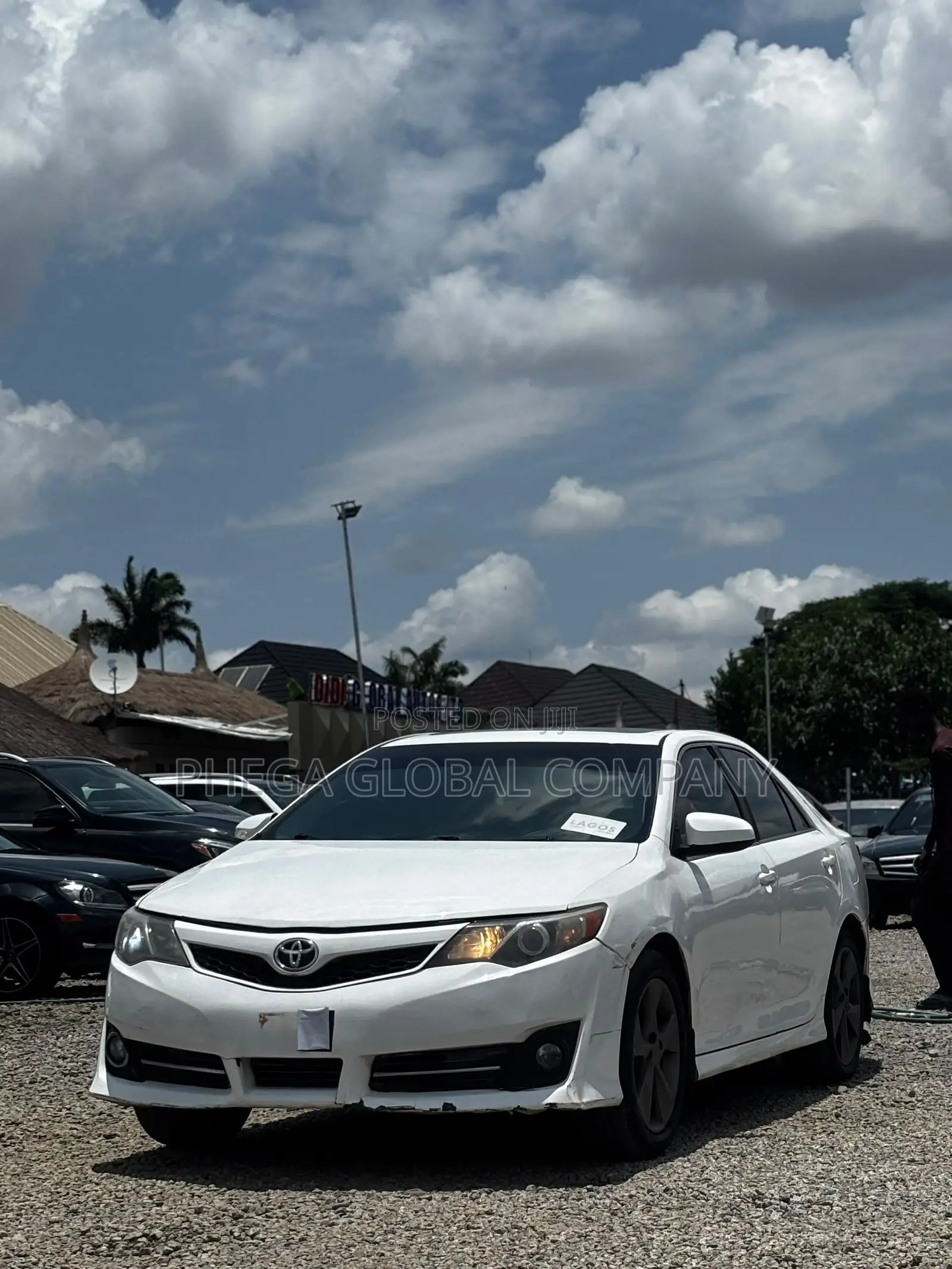 Toyota Camry SE 4dr Sedan (2.5L 4cyl 6A) 2013 White