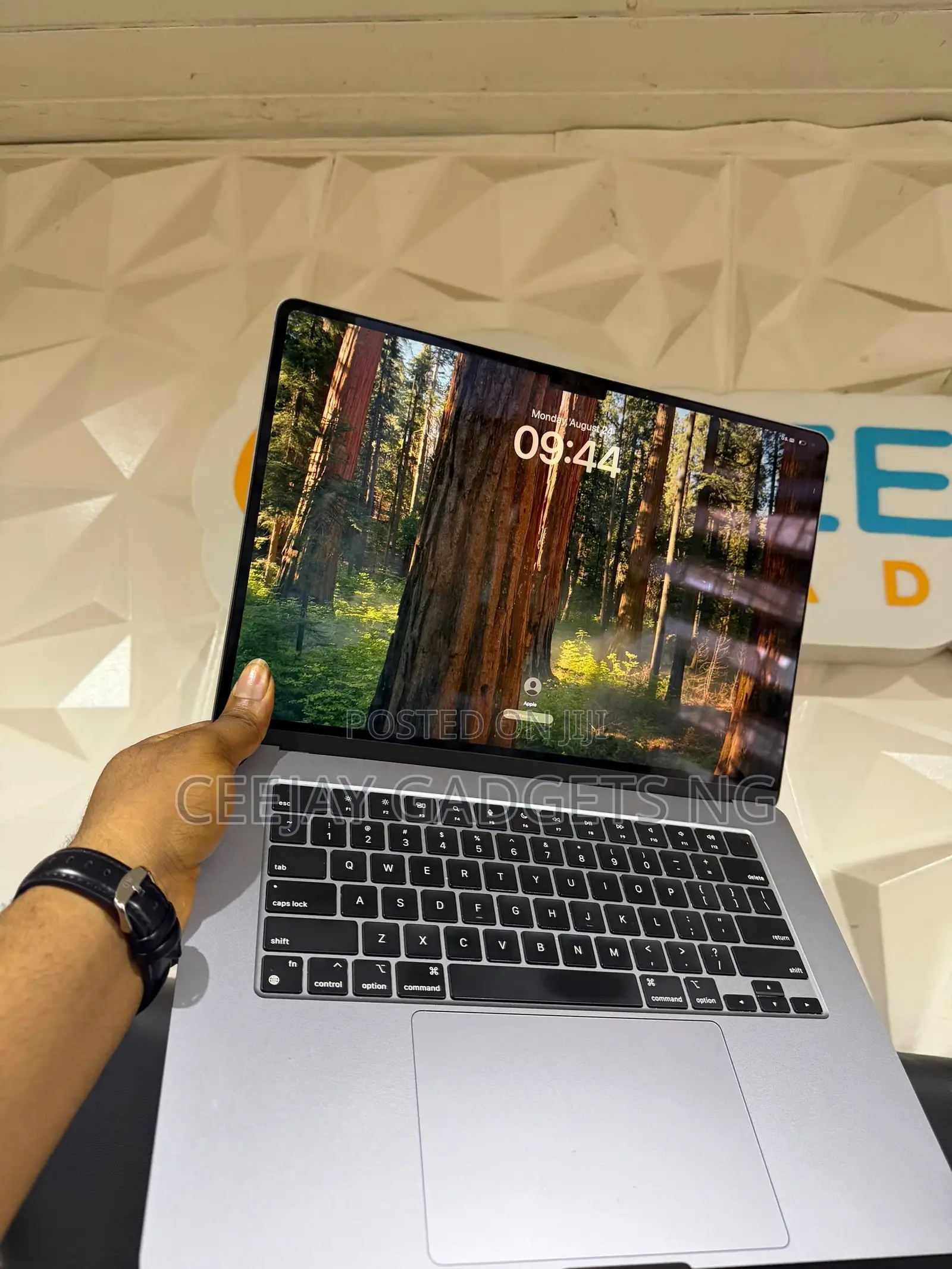 Laptop Apple MacBook Air 2024 M3 16GB Apple M3 SSD 512GB