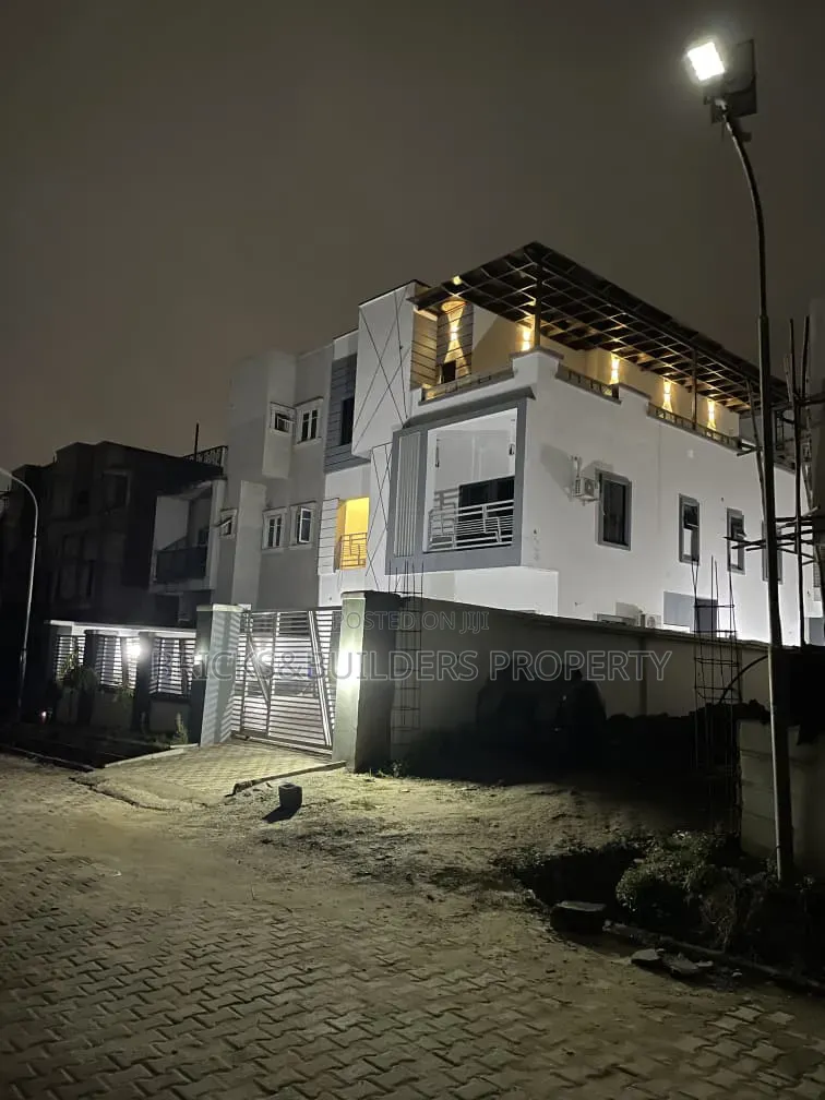 5bdrm Duplex in Idu Industrial for sale