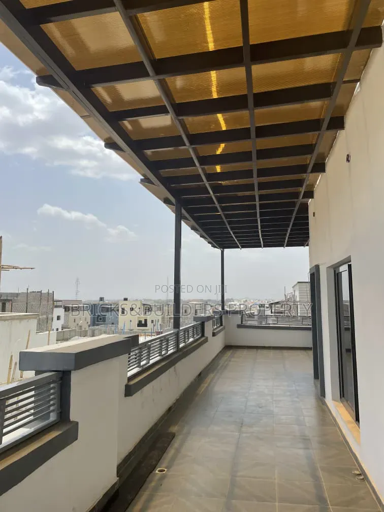 5bdrm Duplex in Idu Industrial for sale