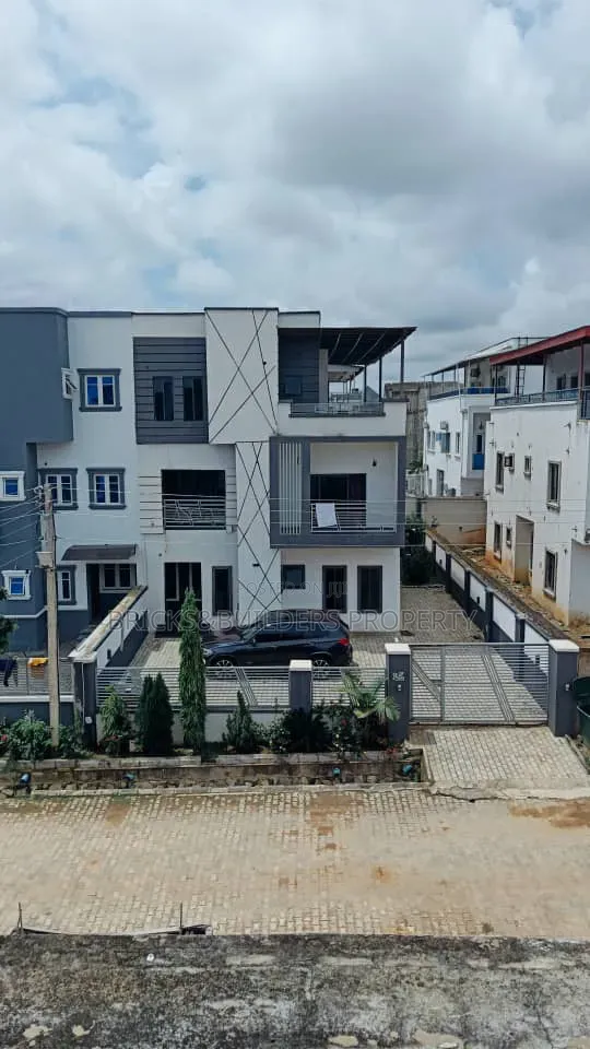 5bdrm Duplex in Idu Industrial for sale