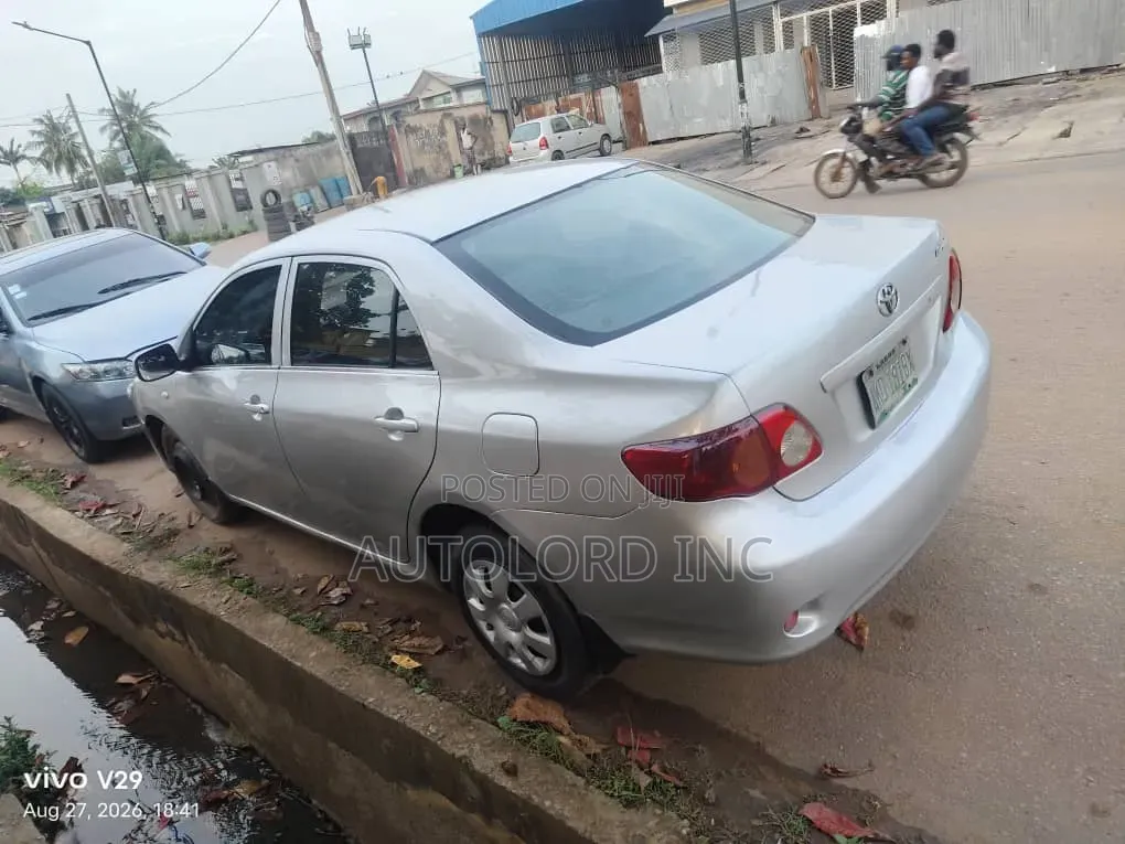 Toyota Corolla LE 4dr Sedan (1.8L 4 cyl 4A) 2009 Silver