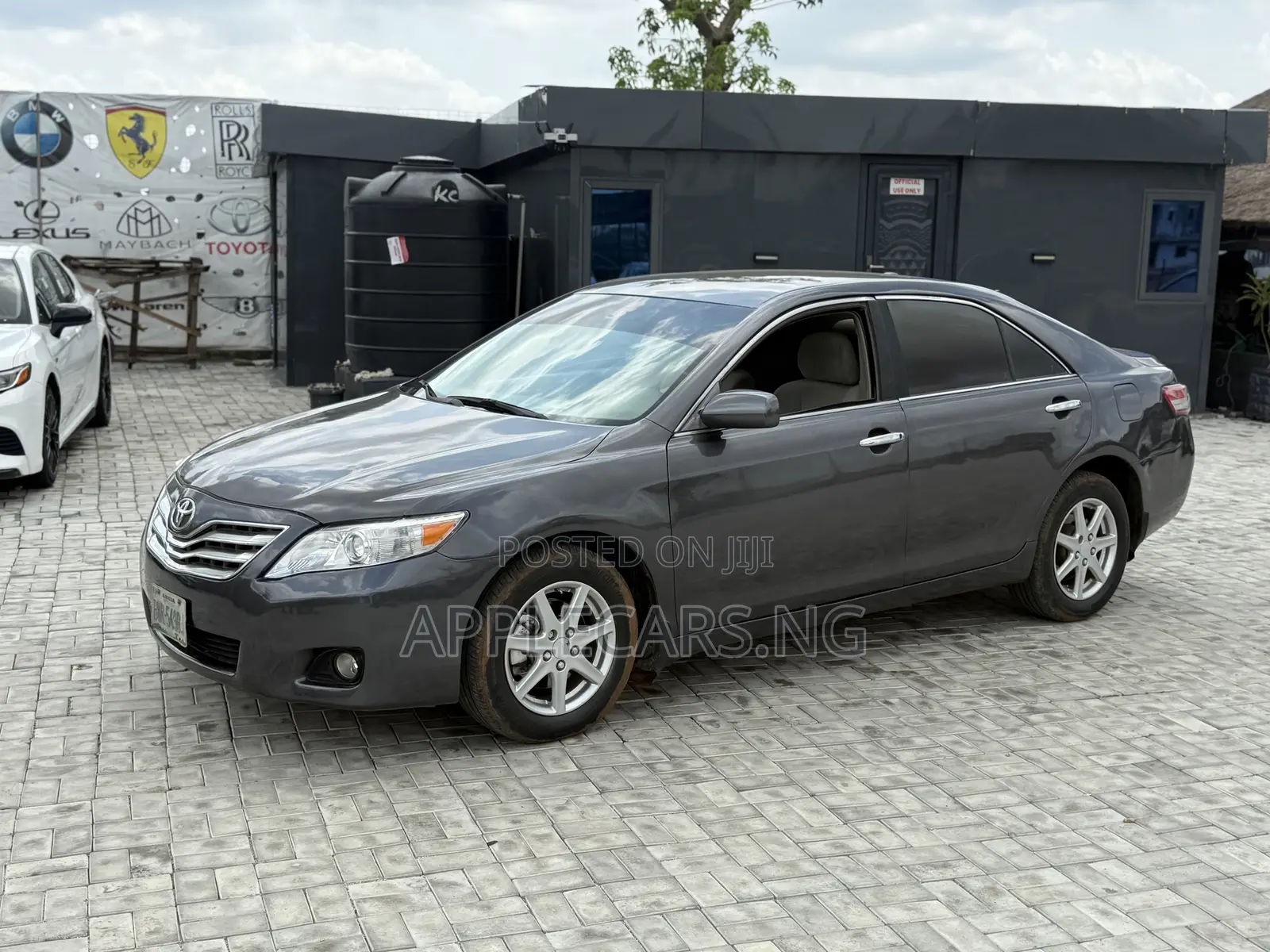 Toyota Camry Base 4dr Sedan (2.5L 4cyl 6M) 2011 Gray
