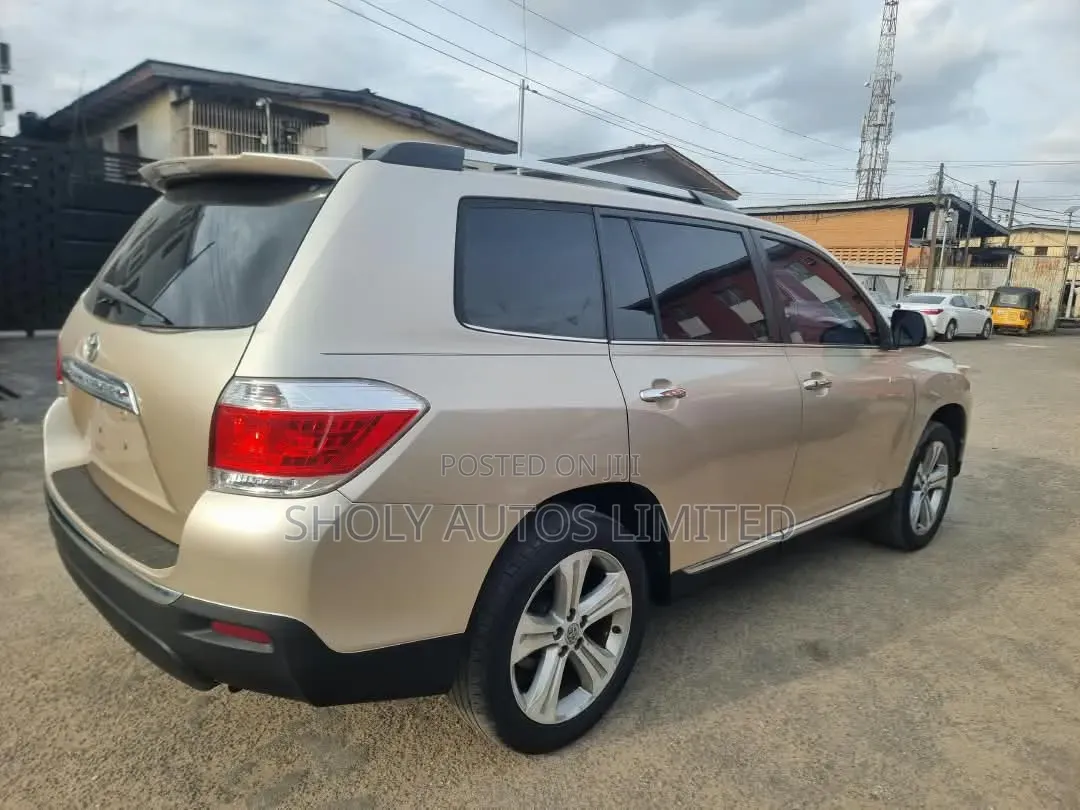 Toyota Highlander 2011 Gold