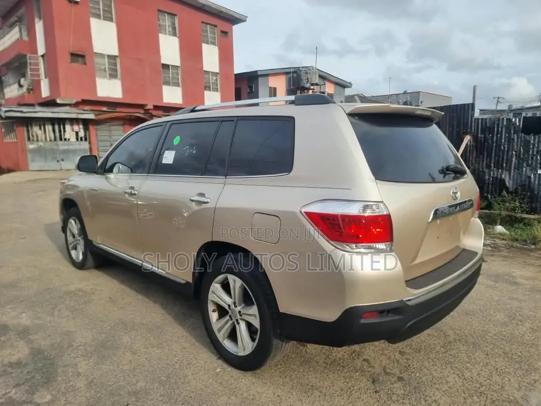 Toyota Highlander 2011 Gold
