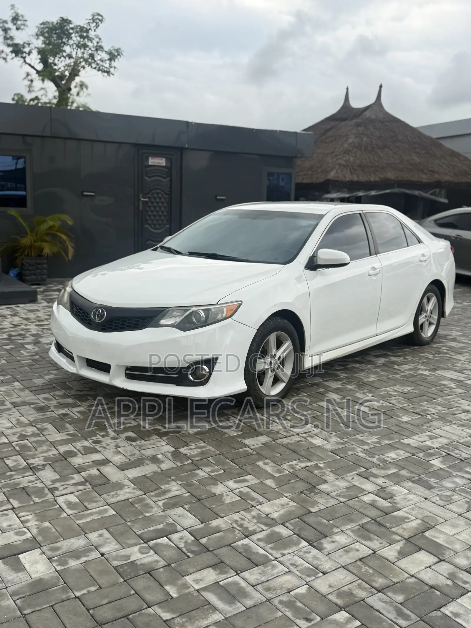 Toyota Camry SE 4dr Sedan (2.5L 4cyl 6A) 2013 White