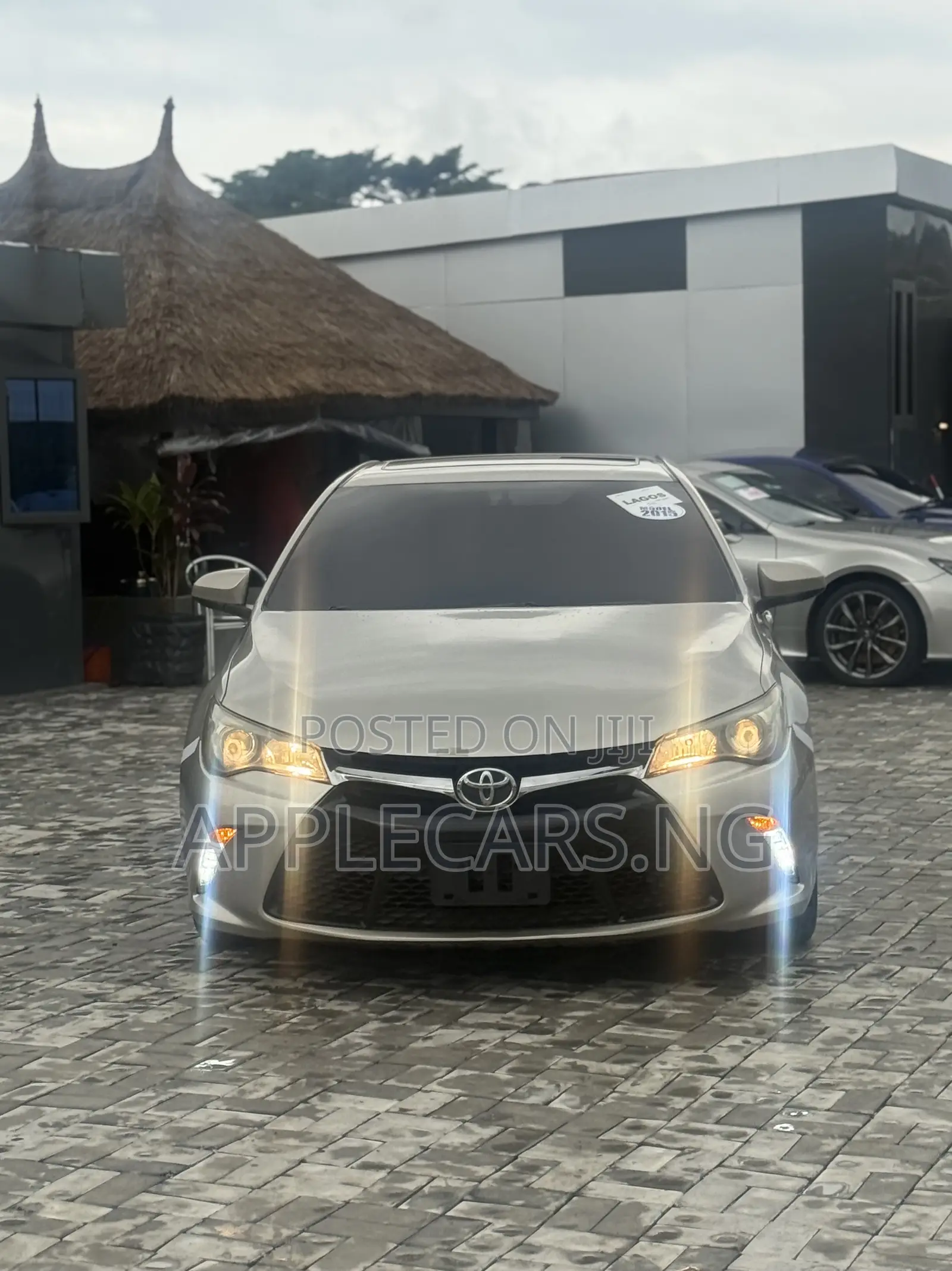 Toyota Camry XLE 4dr Sedan (3.5L 6cyl 6A) 2015 Gold