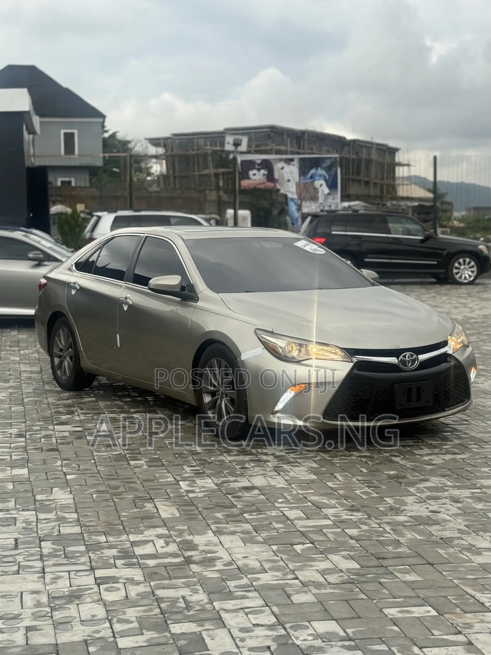 Toyota Camry XLE 4dr Sedan (3.5L 6cyl 6A) 2015 Gold