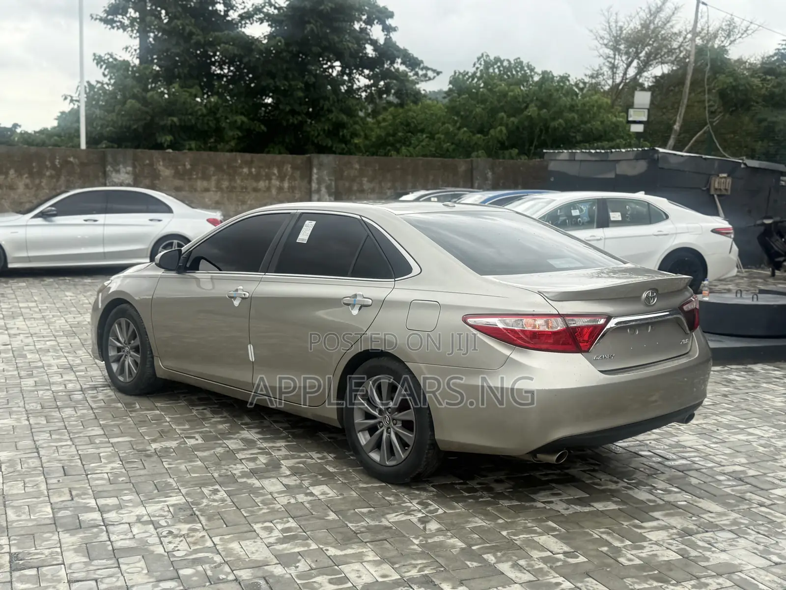 Toyota Camry XLE 4dr Sedan (3.5L 6cyl 6A) 2015 Gold