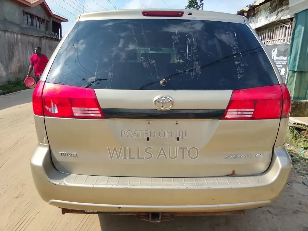 Toyota Sienna 2005 Gold