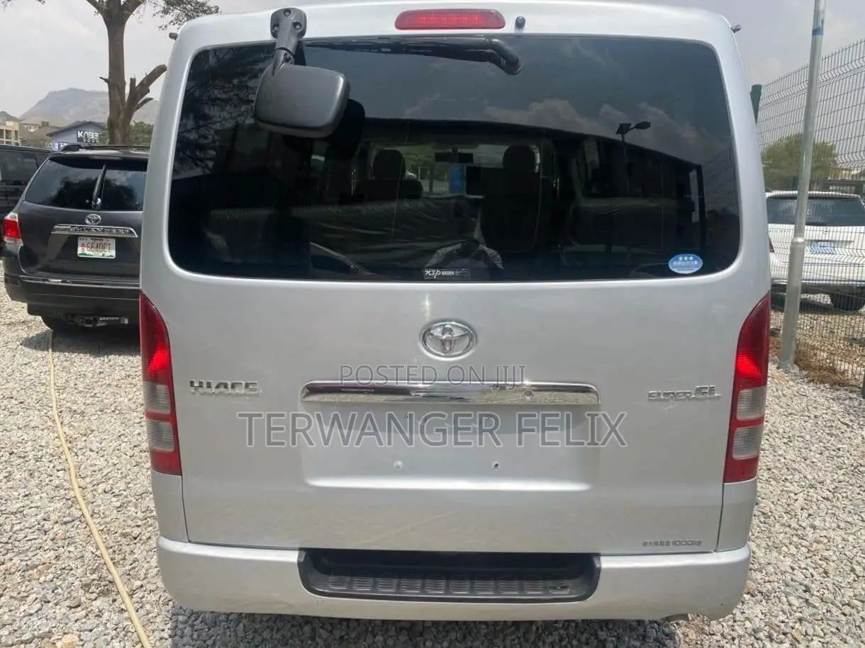 Toyota HiAce 2015 Silver