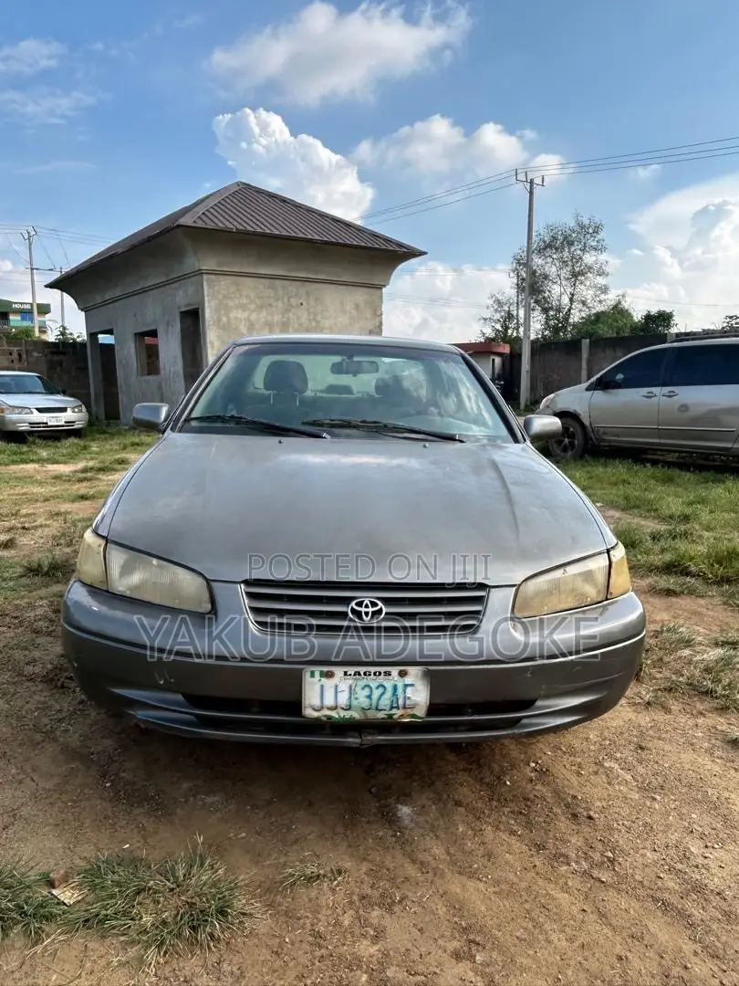 Toyota Camry 2000 Gray