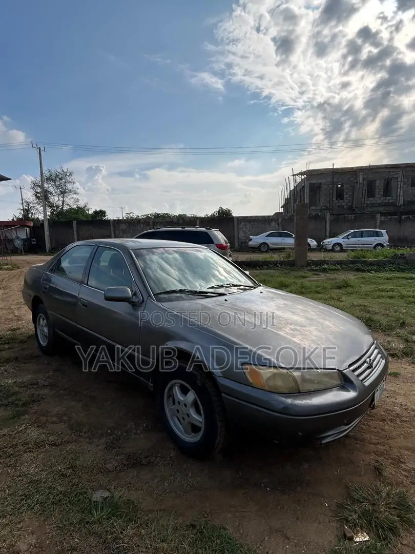 Toyota Camry 2000 Gray