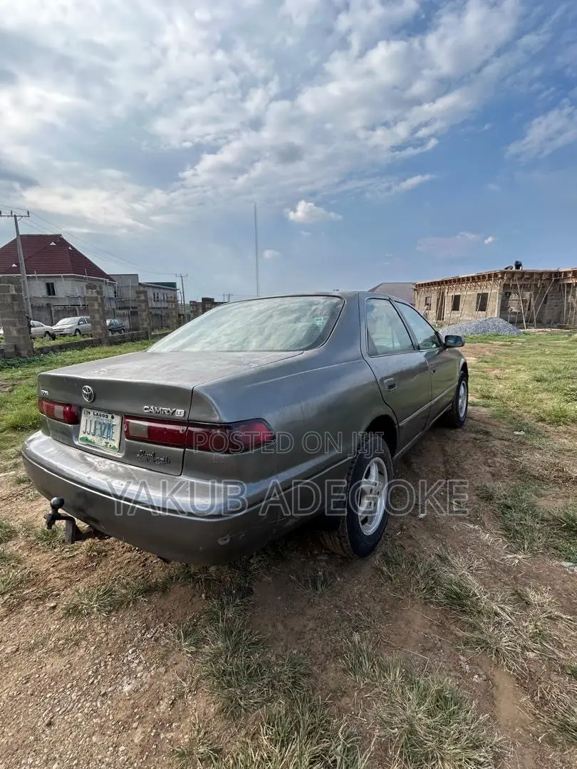 Toyota Camry 2000 Gray