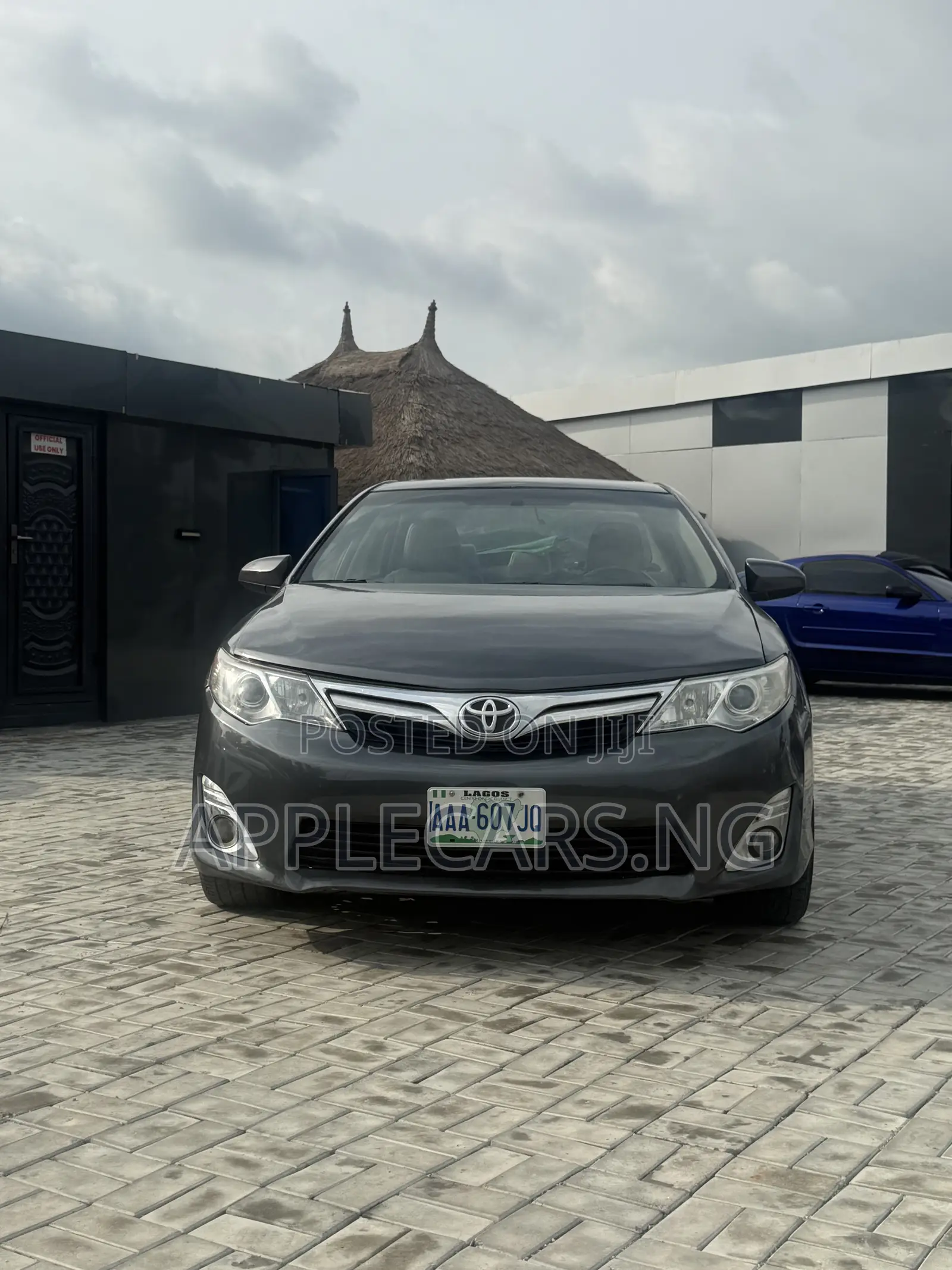 Toyota Camry XLE 4dr Sedan (2.5L 4cyl 6A) 2013 Gray
