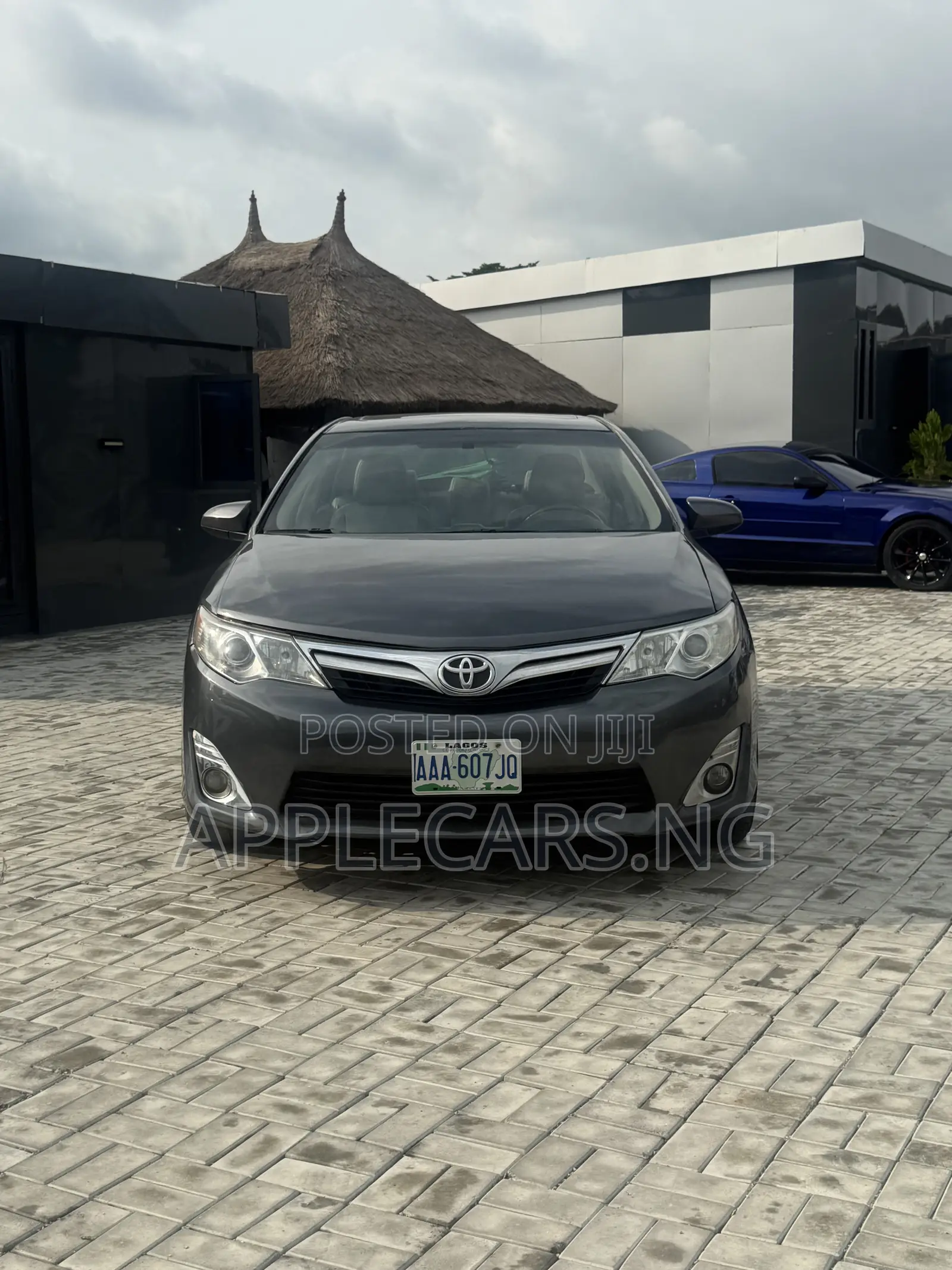 Toyota Camry XLE 4dr Sedan (2.5L 4cyl 6A) 2013 Gray