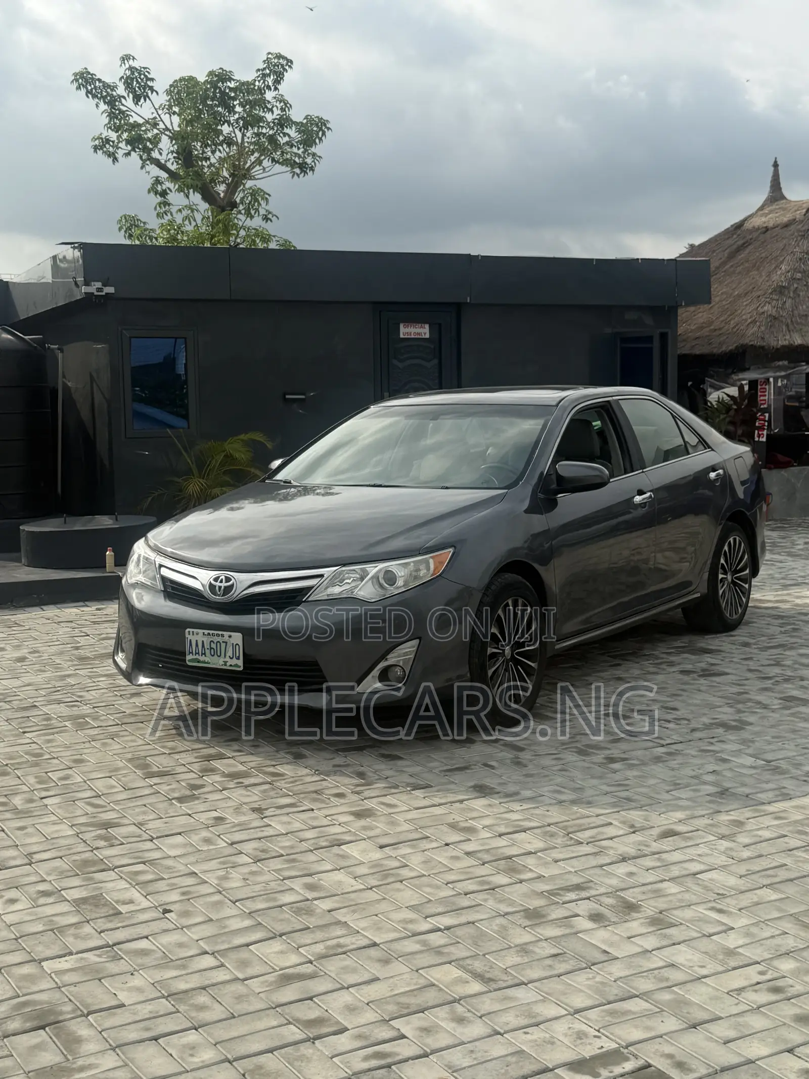 Toyota Camry XLE 4dr Sedan (2.5L 4cyl 6A) 2013 Gray