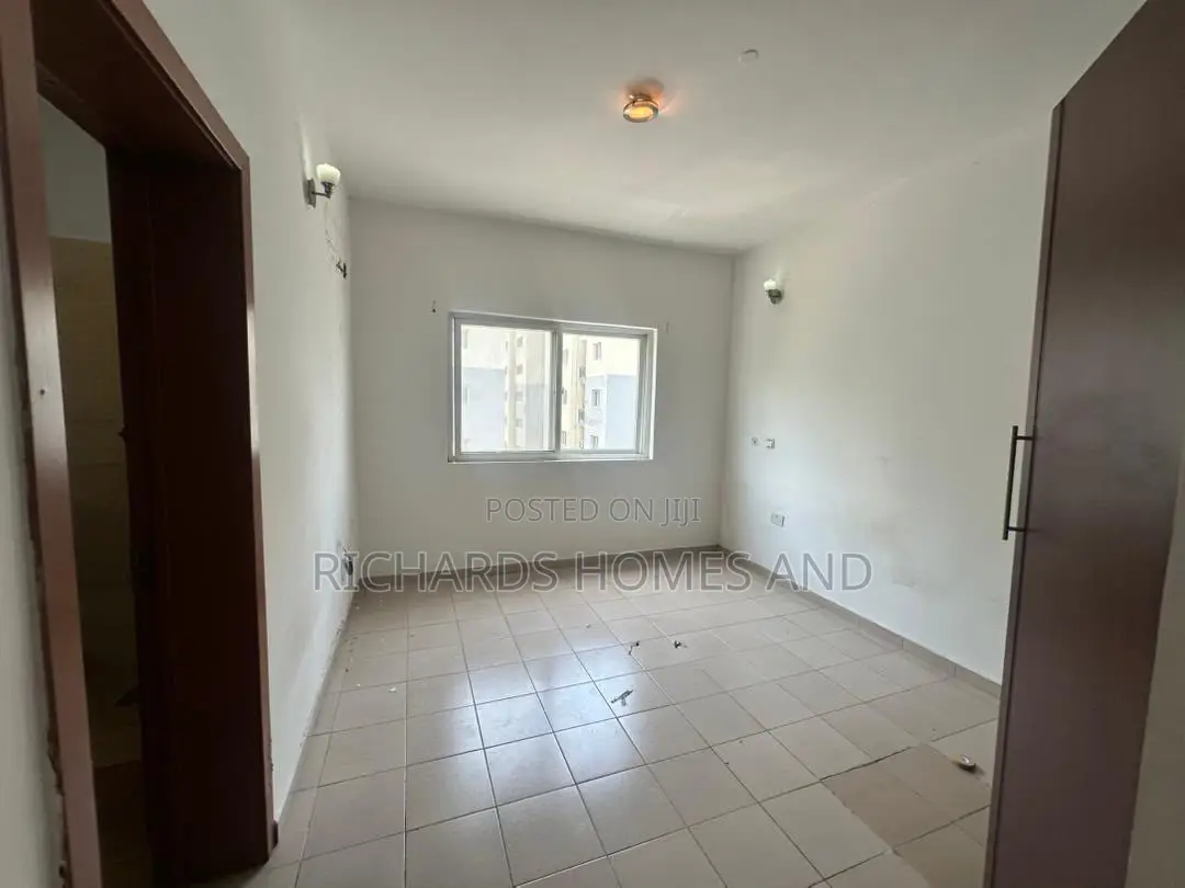 3bdrm Apartment in Lekki Phase 1 for rent