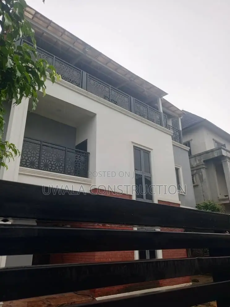 6bdrm Duplex in FHA for sale