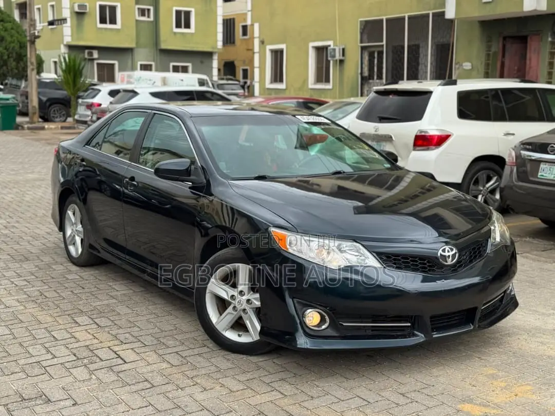 Toyota Camry SE 4dr Sedan (2.5L 4cyl 6A) 2012 Gray