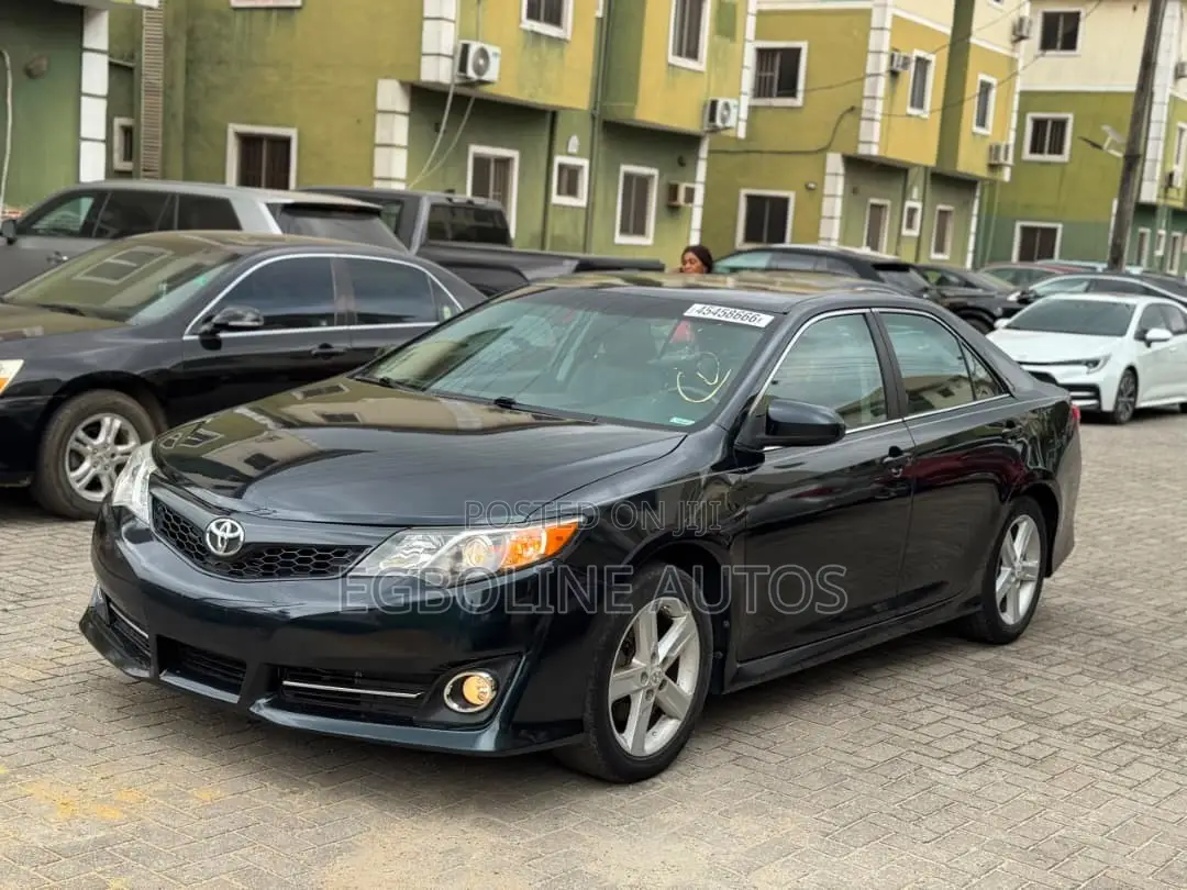 Toyota Camry SE 4dr Sedan (2.5L 4cyl 6A) 2012 Gray