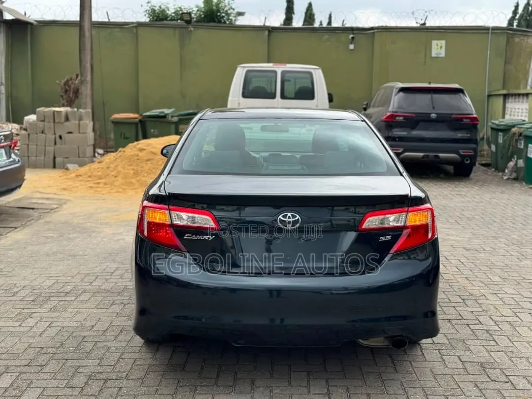 Toyota Camry SE 4dr Sedan (2.5L 4cyl 6A) 2012 Gray