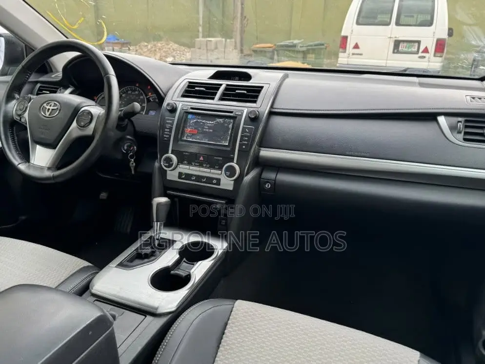 Toyota Camry SE 4dr Sedan (2.5L 4cyl 6A) 2012 Gray