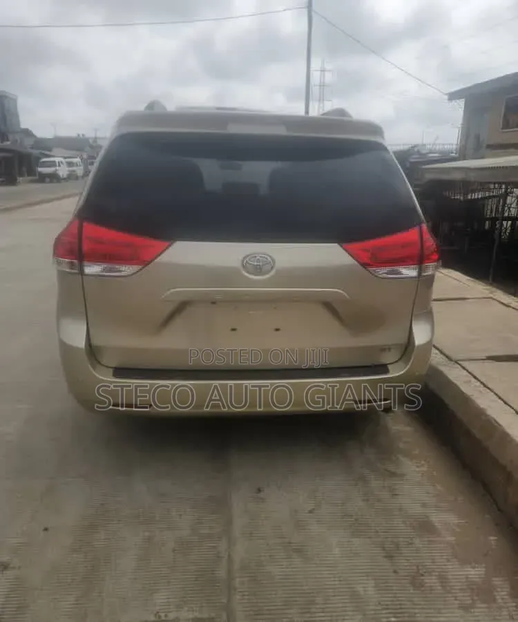 Toyota Sienna 2010 Gold