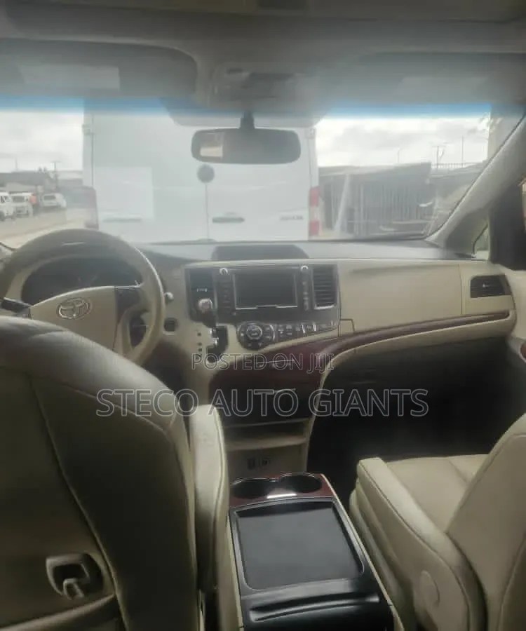 Toyota Sienna 2010 Gold