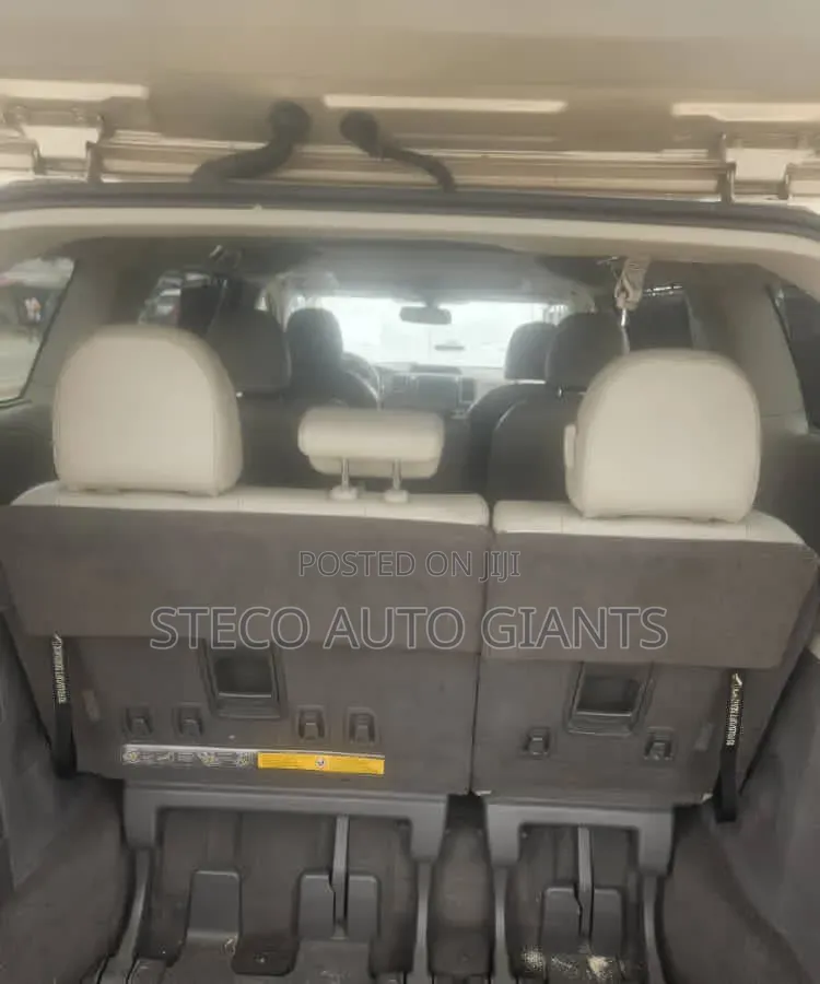 Toyota Sienna 2010 Gold