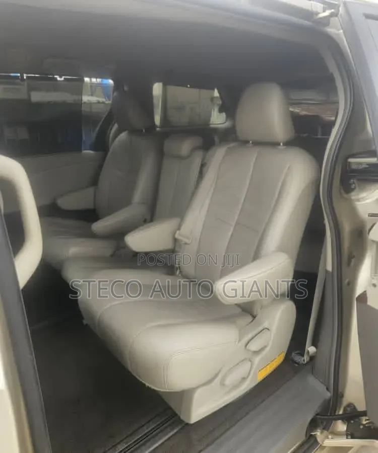 Toyota Sienna 2010 Gold
