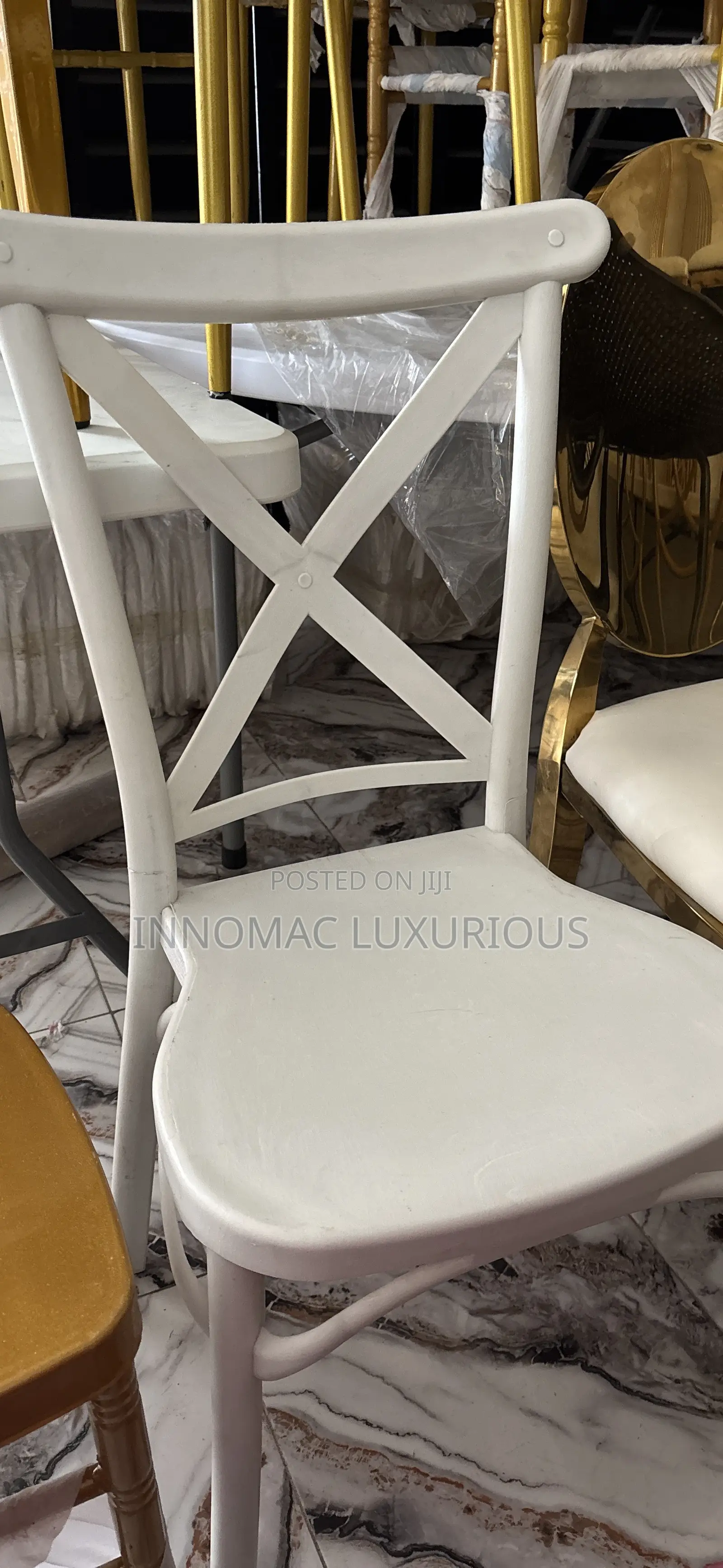 Eleganzer Plastic Chair