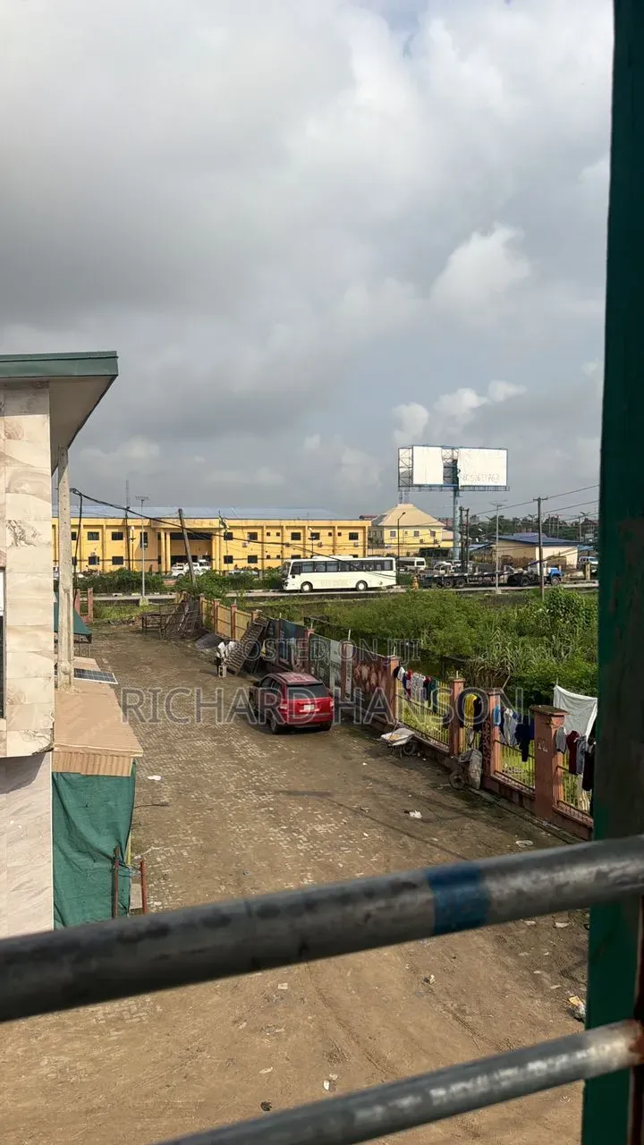 Beauty/Hair Wholesale Shop for Lease in Ibeju Lekki