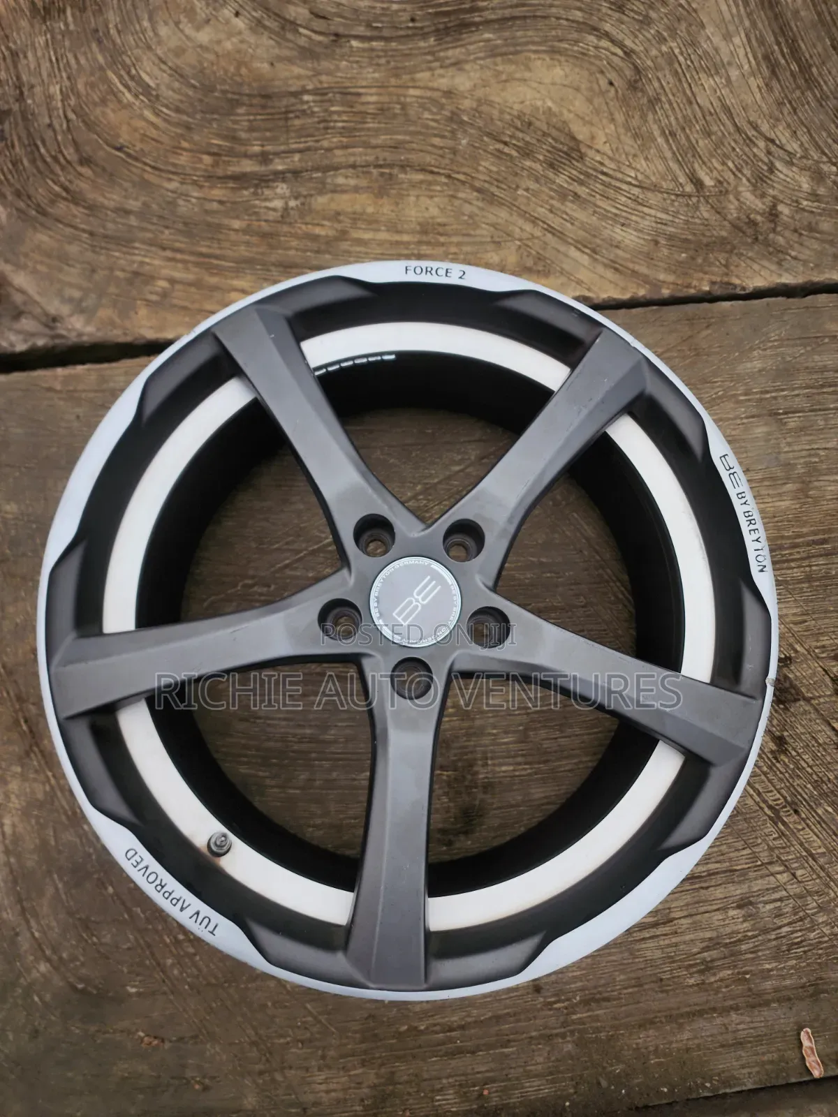 19-Inch  Rim Five Spokes Rim.