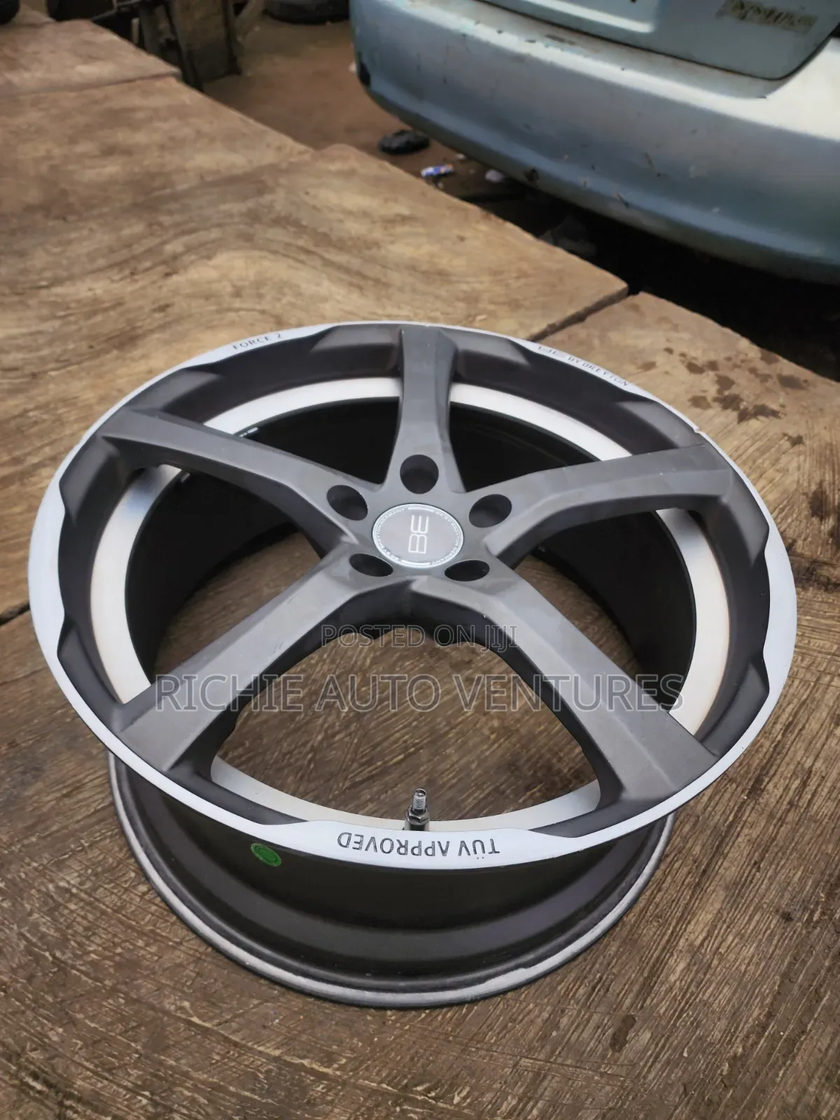 19-Inch  Rim Five Spokes Rim.