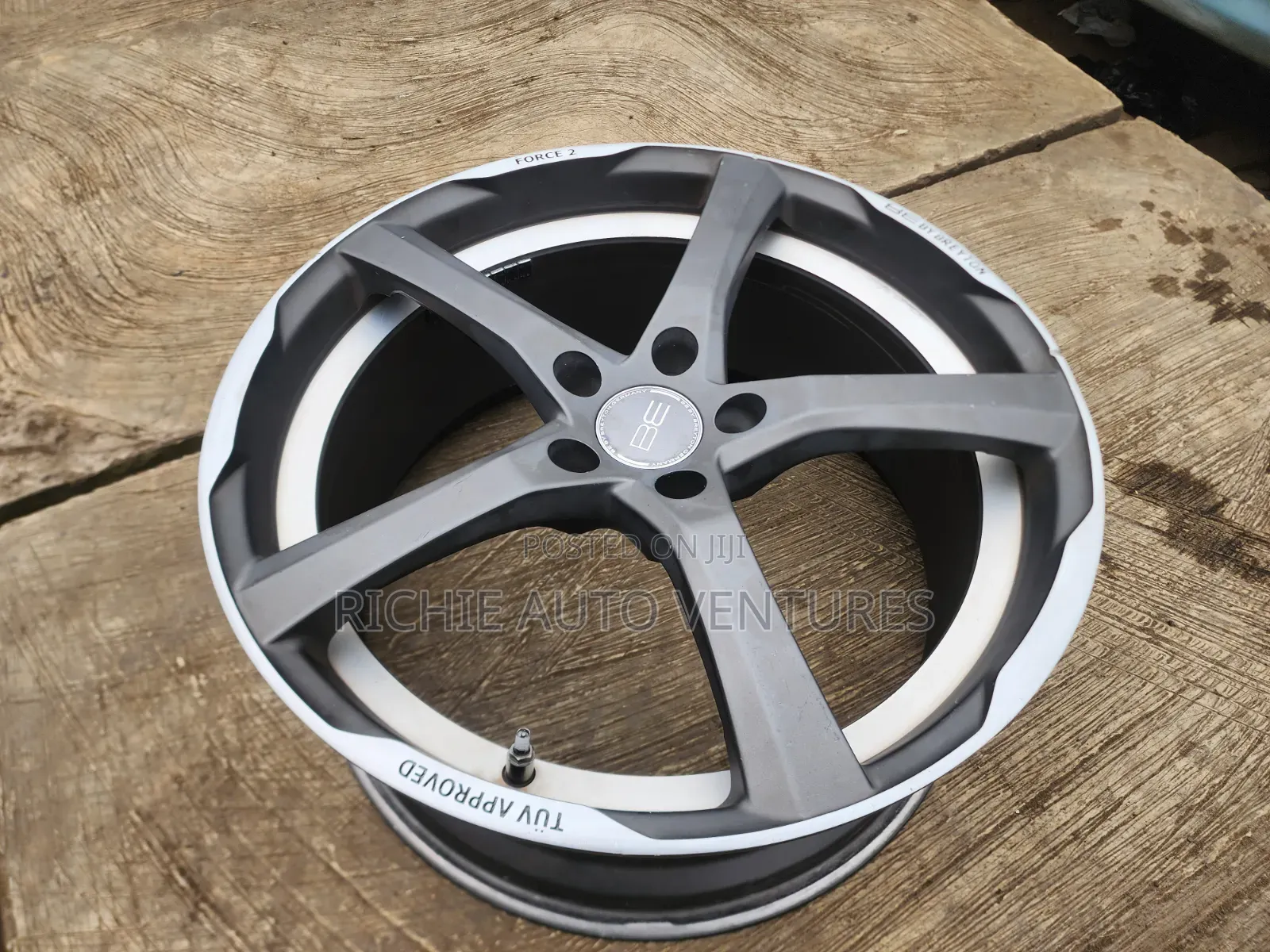 19-Inch  Rim Five Spokes Rim.