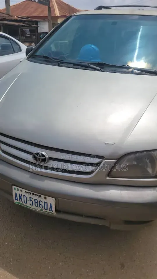 Toyota Sienna 2002 Silver