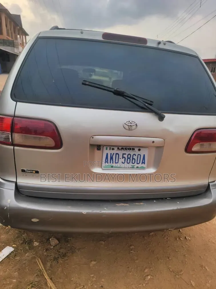 Toyota Sienna 2002 Silver