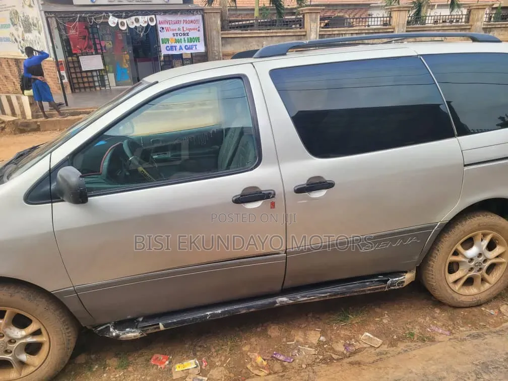 Toyota Sienna 2002 Silver