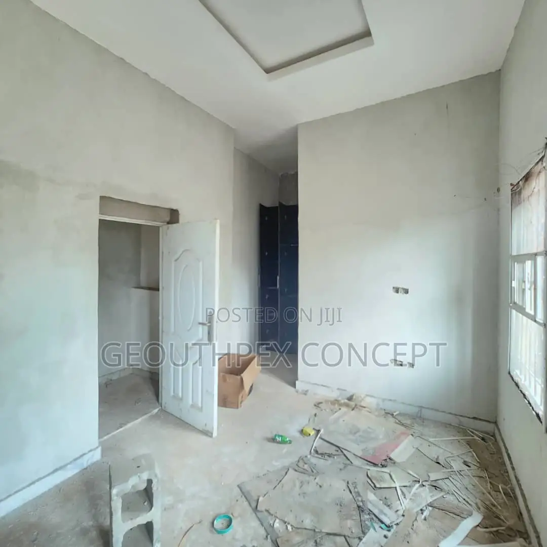 4bdrm Bungalow in Ologuneru for sale