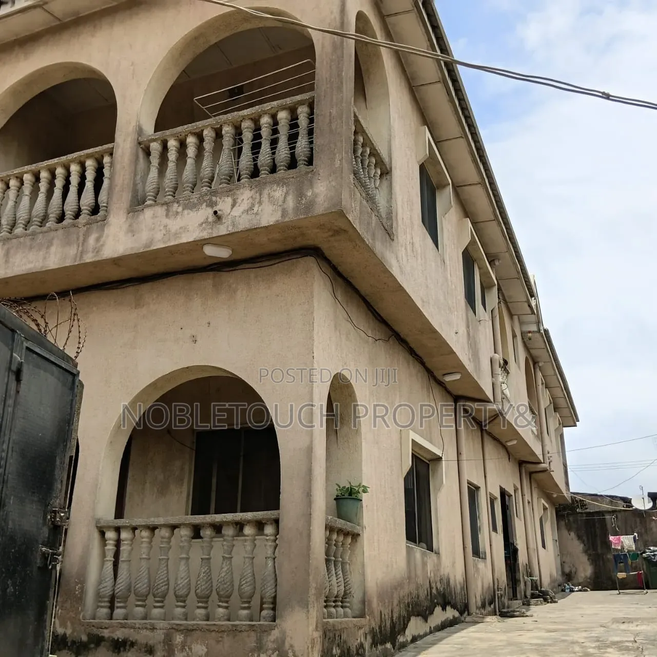 2bdrm Block of Flats in Agodo Ikotun Egbe, Cele for sale
